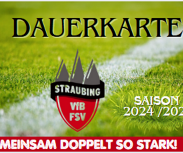 Zwei Fußballspielerinnen und der Trainer halten eine Dauerkarte in der Hand